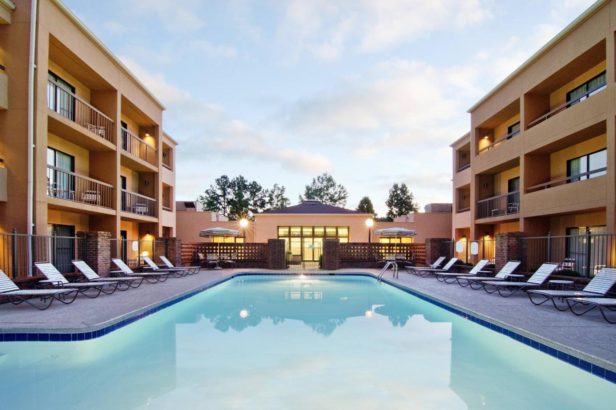 Courtyard By Marriott Huntsville University Drive Exterior photo