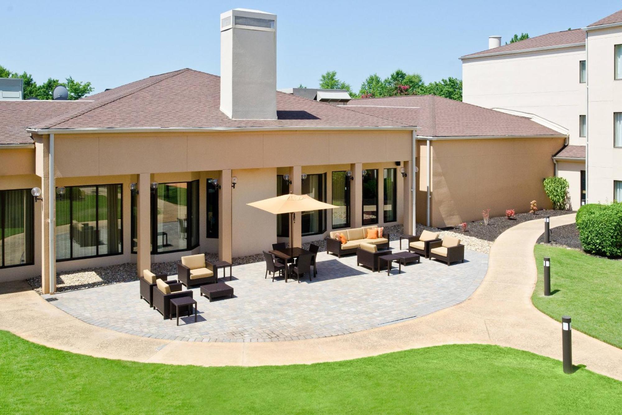Courtyard By Marriott Huntsville University Drive Exterior photo